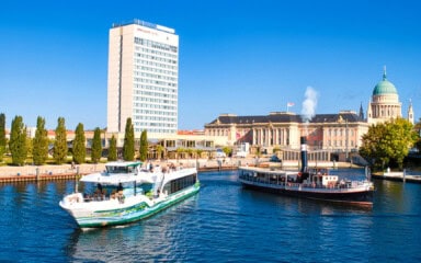 Schifffahrt in Potsdam auf der Havel mit Blick auf historische Gebäude und den Neuen Garten.