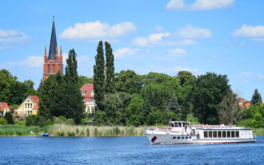 MS Königswald vor der Kirche Geltow